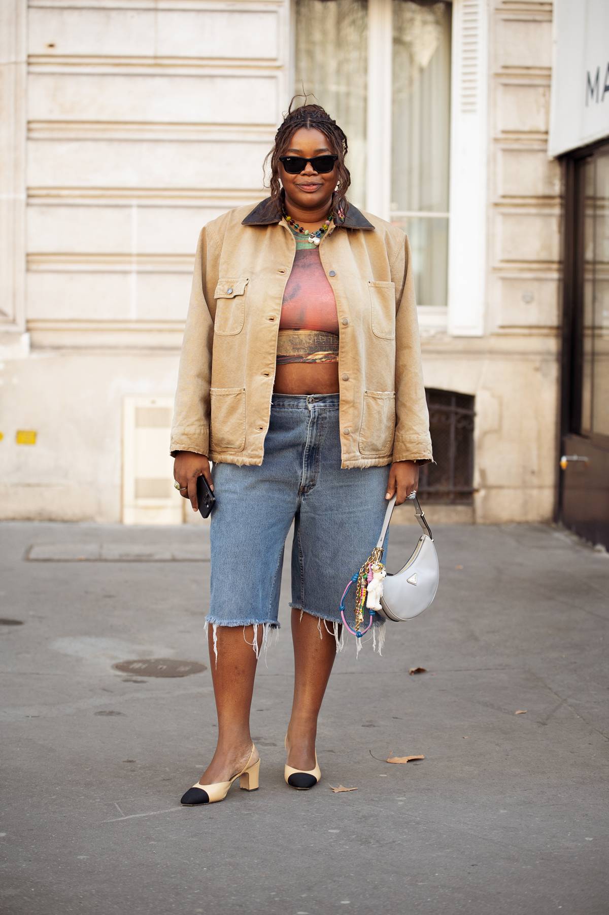 Foto de street style com mulher vestindo bermudas jeans longas, ou jorts - Metrópoles