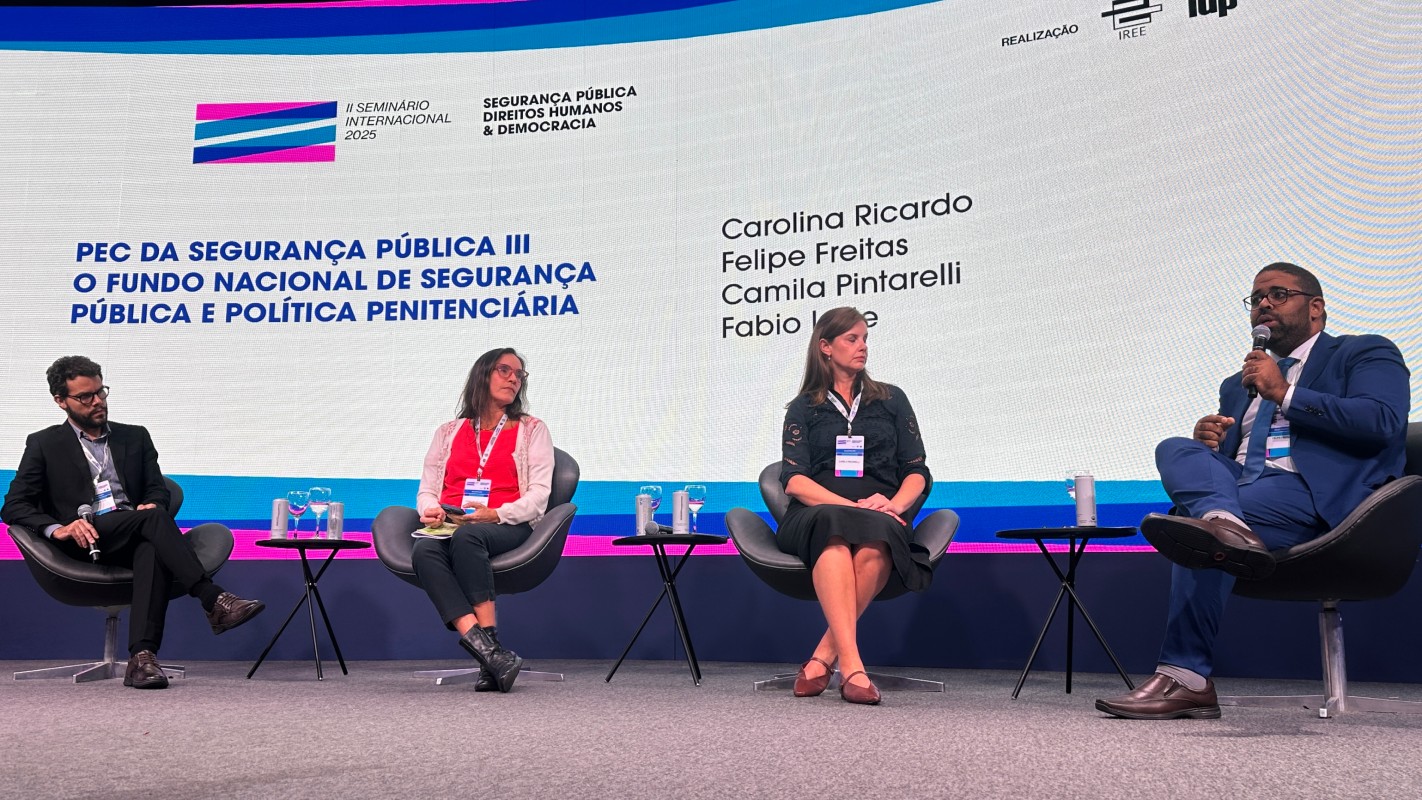 Fotografia colorida mostrando painel de seminário-Metrópoles