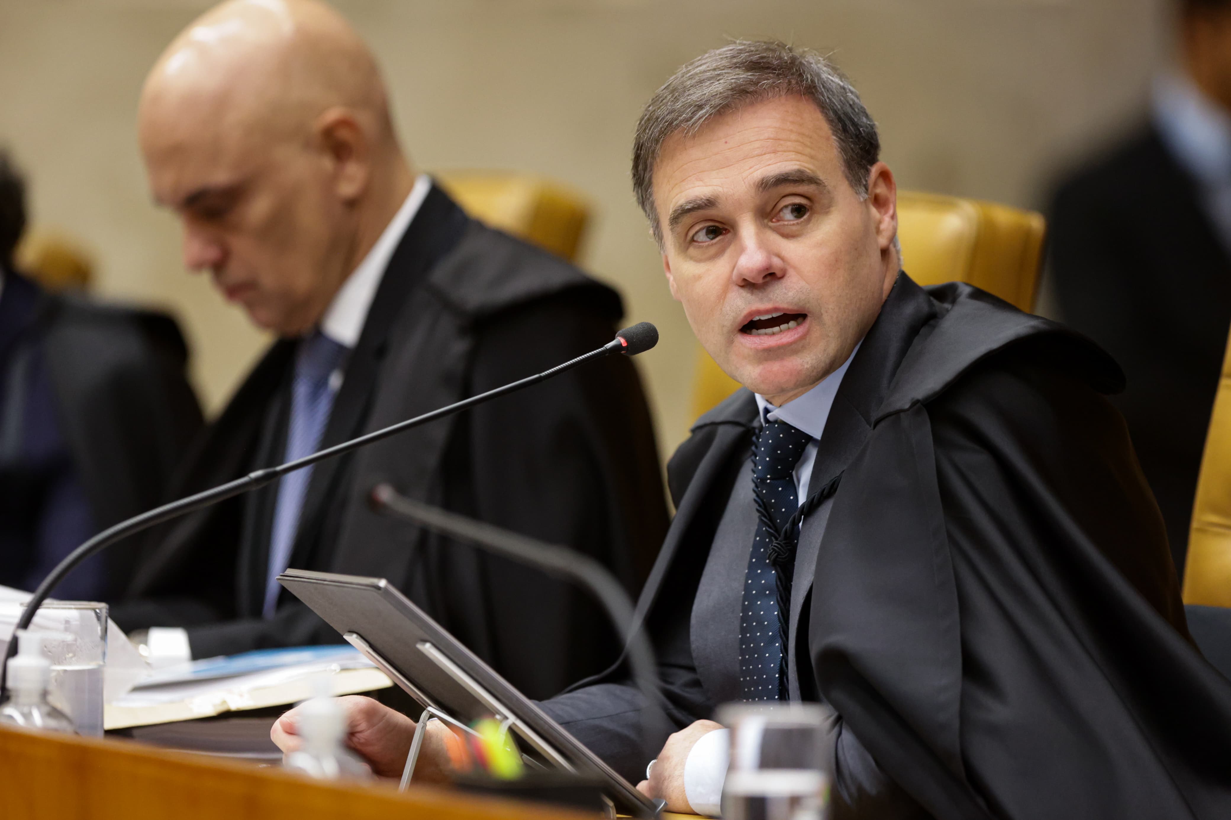 Os políticos do STF querem destruir André Mendonça, mas ele resiste - QTU Questões do Universo