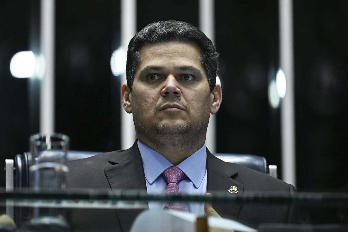 Alcolumbre diz que fim da 6x1 será votada no plenário após as eleições