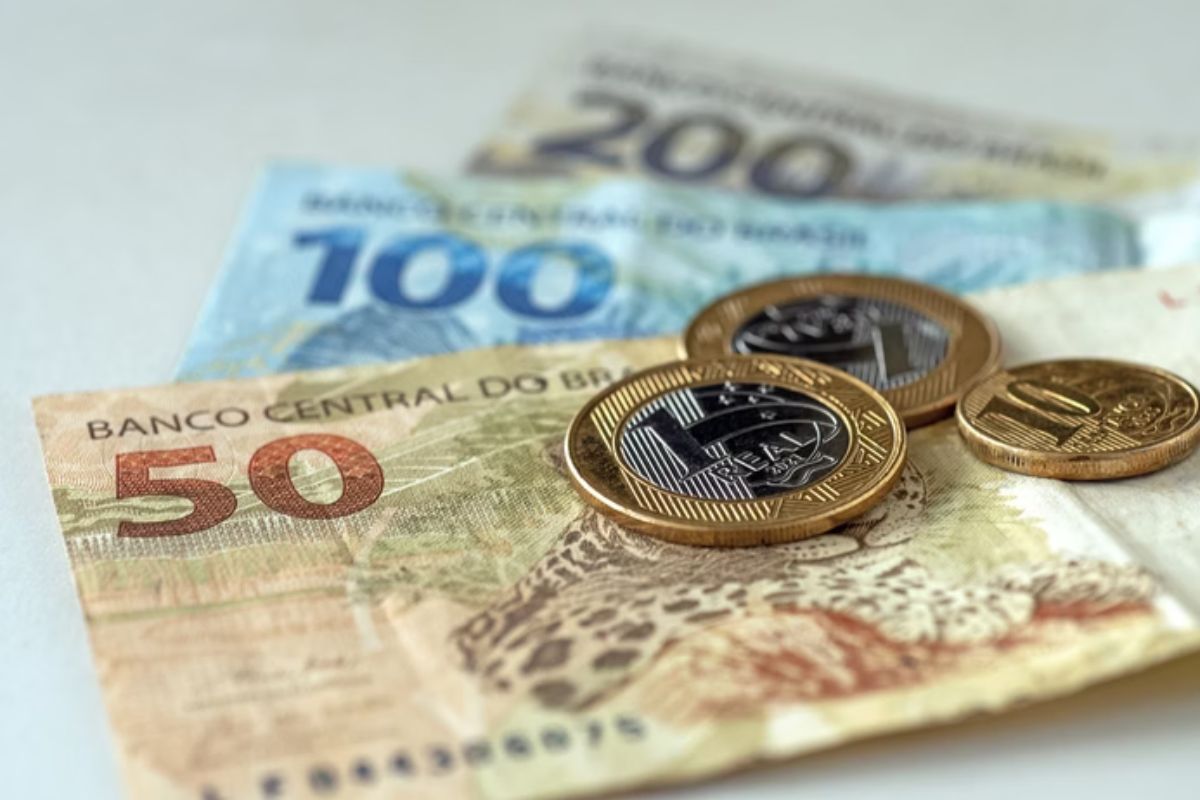 Governo Lula refaz cálculo e estima salário mínimo de R$ 1.741 em 2027