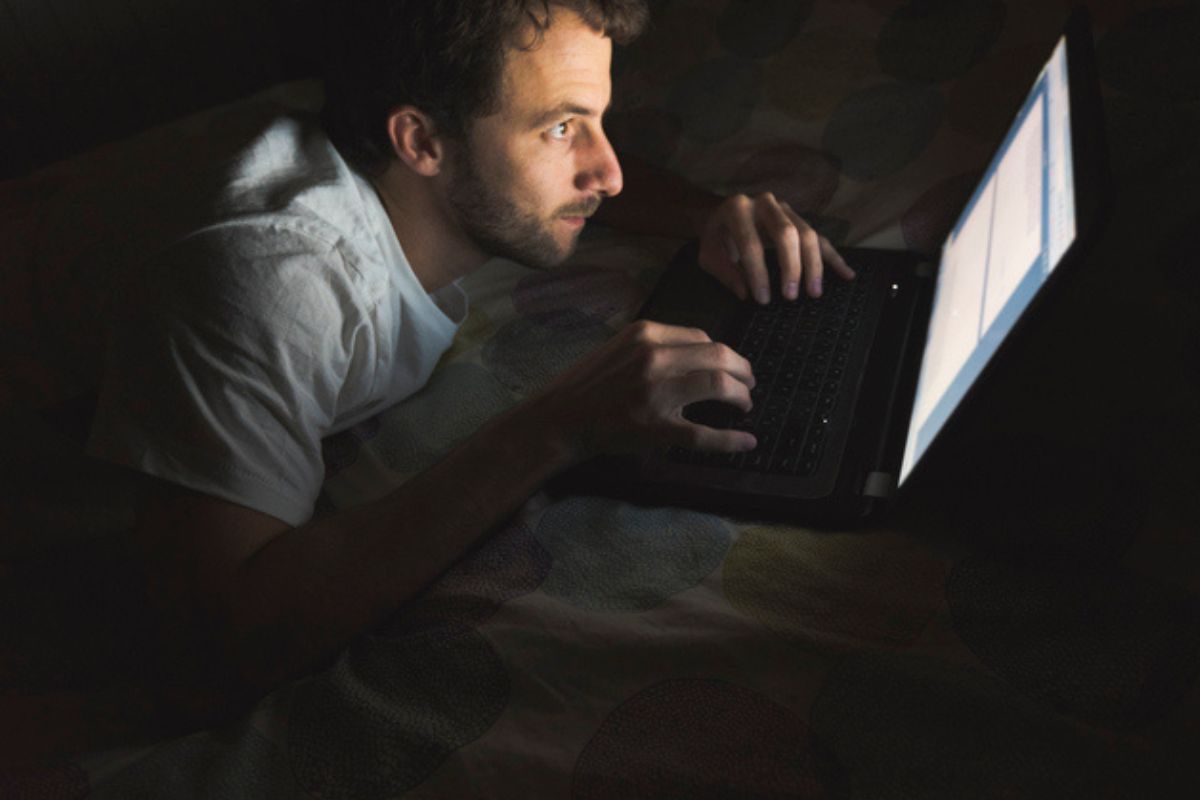 Posição inadequada e horas na frente do computador sobrecarregam os ombros
