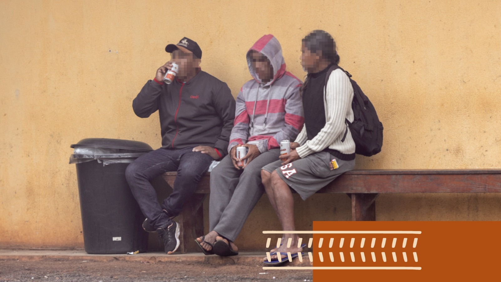 Foto colorida de indígenas consumindo bebidas alcóolicas em Rio das Cobras