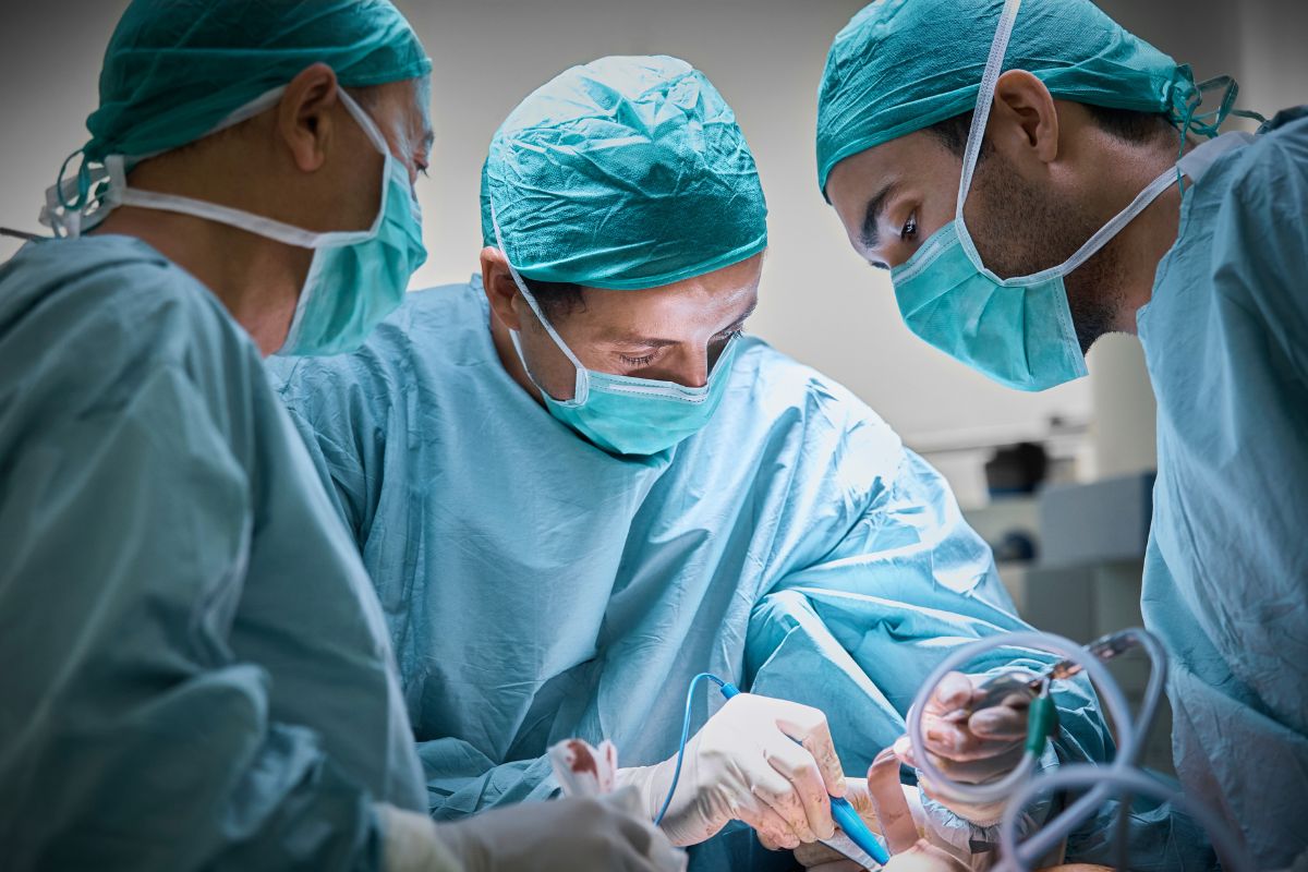 foto colorida de procedimento de cirurgia