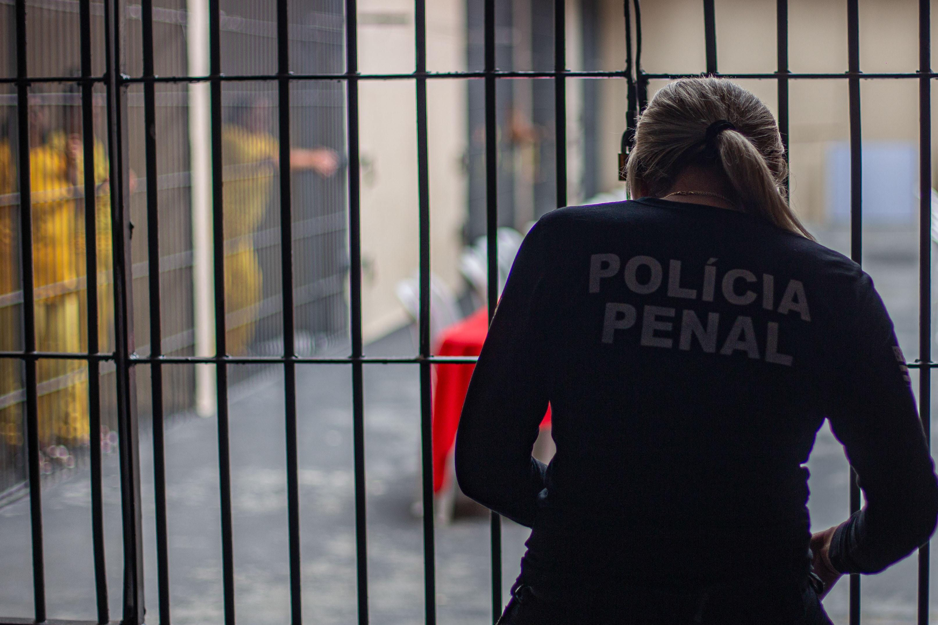Tecnologia trava celulares para fechar “escritórios do crime” nas cadeias