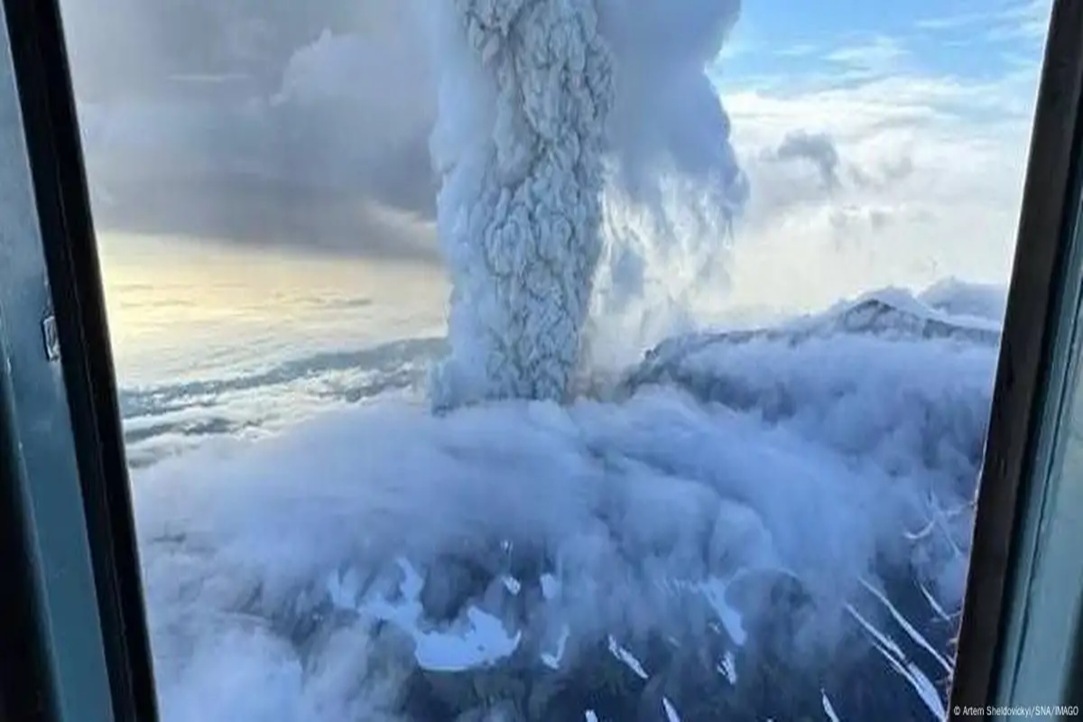 Vulcão Krasheninnikov em erupção