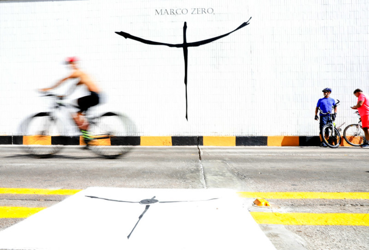 foto colorida do marco zero com pessoas de bike