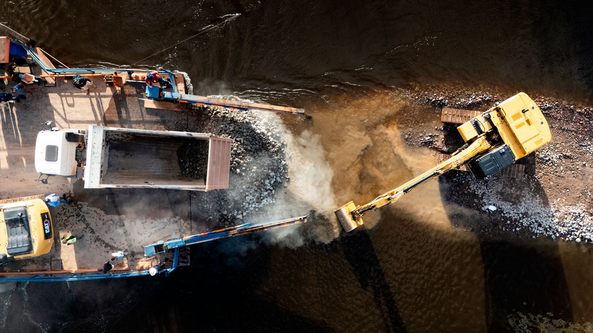 Foto colorida de reconstrução de ponte na BR-319 no Amazonas