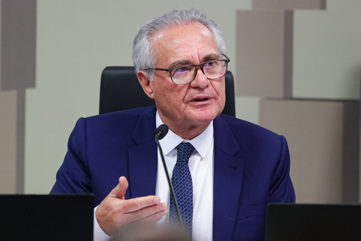 Renan Calheiros durante comissão mista que analisa a Medida Provisória (MP) 1303 25, que tributa aplicações financeiras e ativos virtuais Metropoles 2