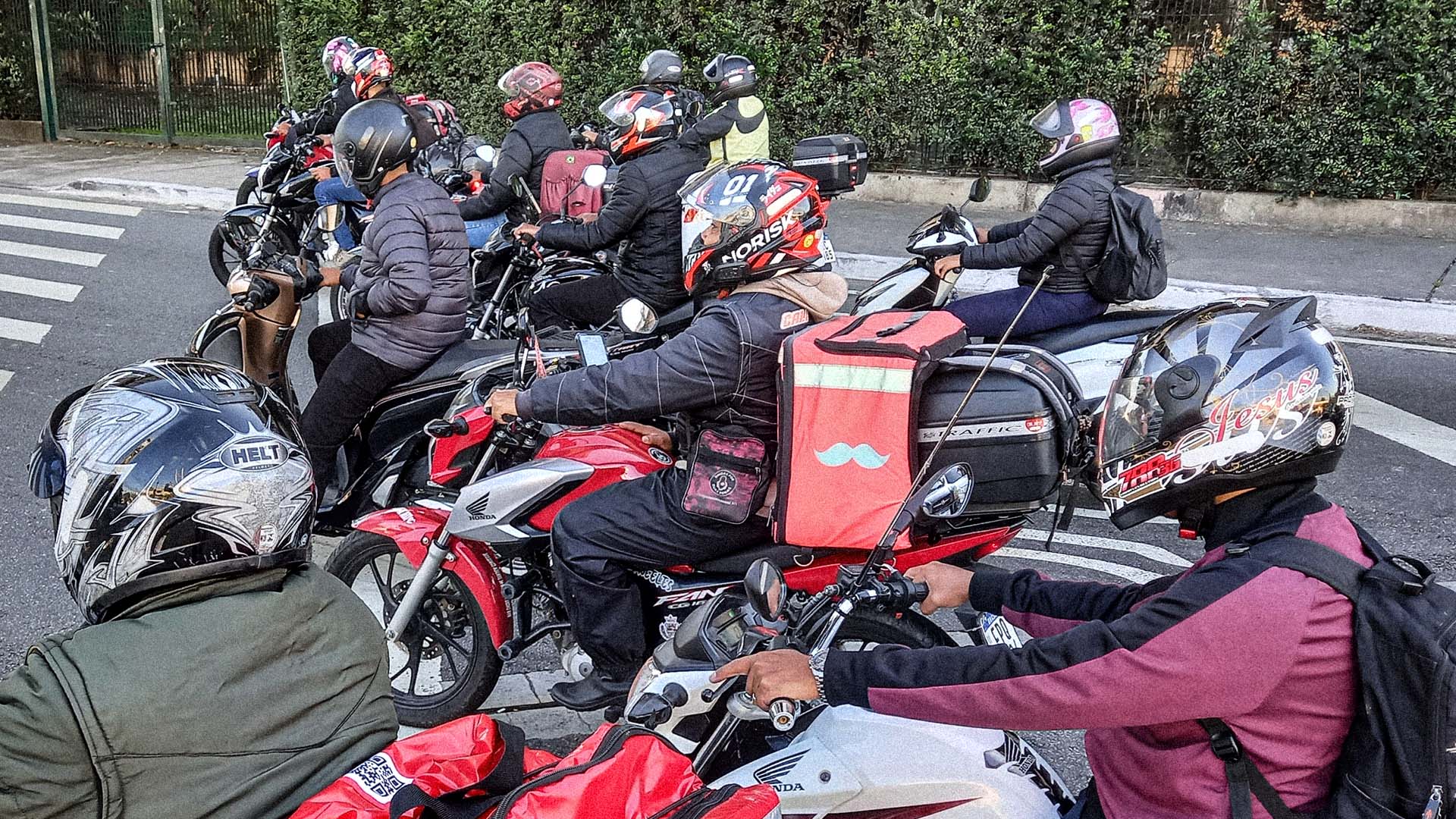 Foto colorida de entregadores de iFood em São Paulo
