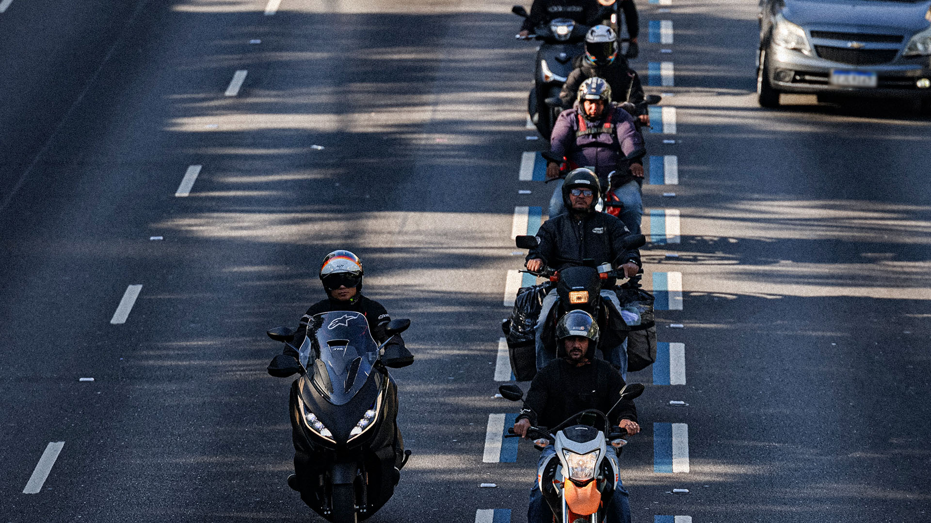 Foto colorida de motos nas ruas de São Paulo