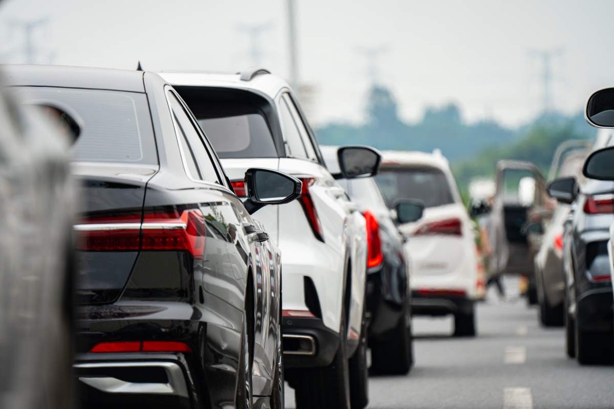 Carros no trânsito. Elétricos - Metrópoles