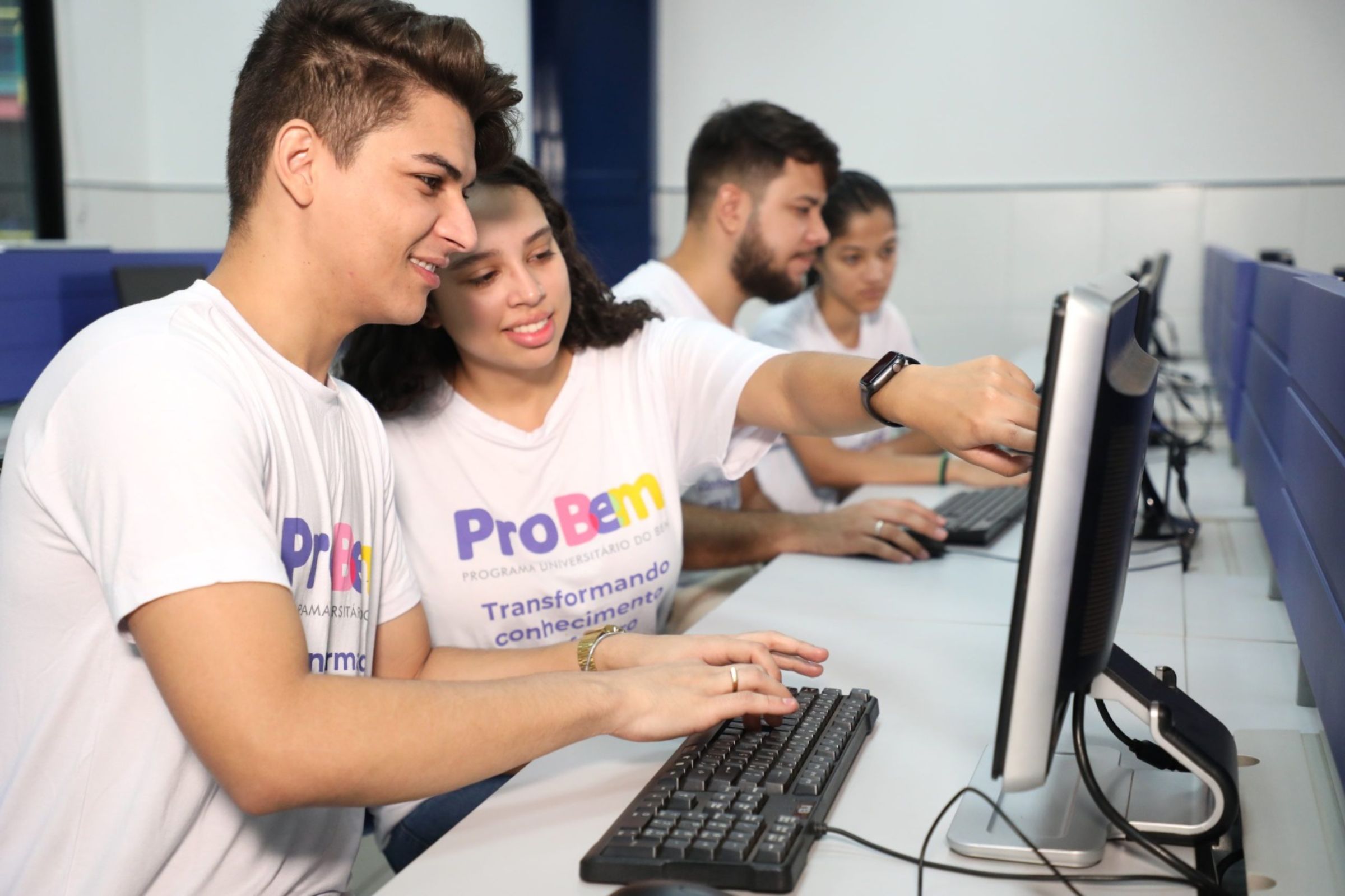 Fotografia colorida mostrando quatro universitários estudando em sala-Metrópoles