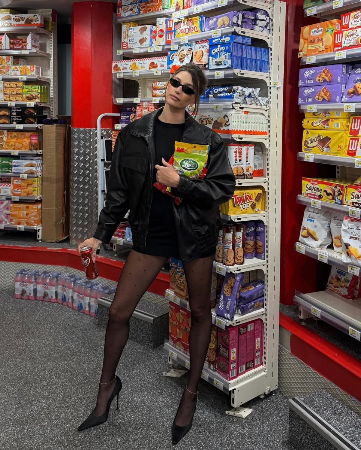 Hailey Bieber com look monocromático preto - Metrópoles