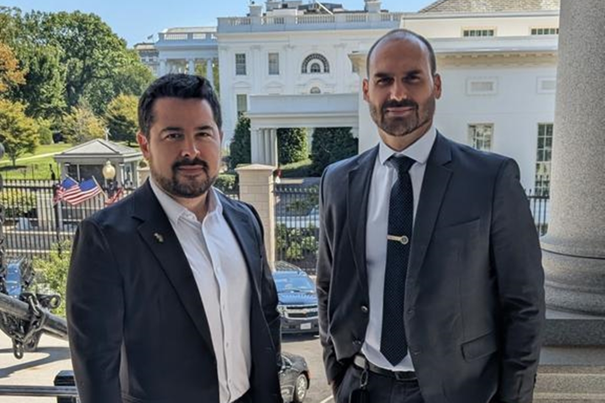 Eduardo Bolsonaro ganhou green card igual ao de Paulo Figueiredo