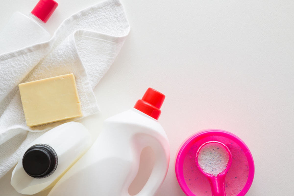 Foto colorida de produtos de limpeza, incluindo alvejante em pó e água sanitária - Metrópoles