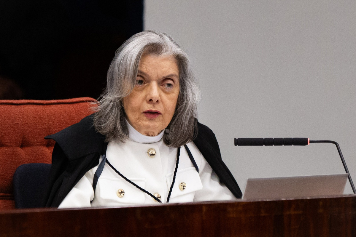 Cármen Lúcia recebe flores de juízas após sessão no STF: "Não está sozinha”