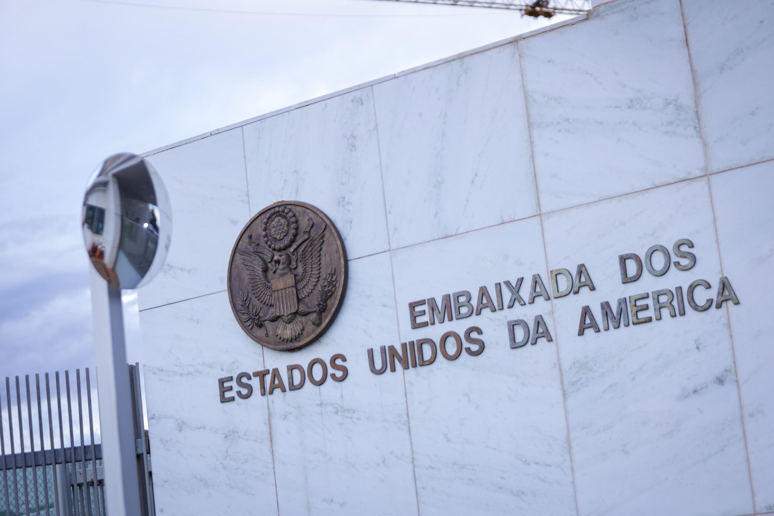Embaixada dos EUA é alvo de ameaça e funcionários vão para home office