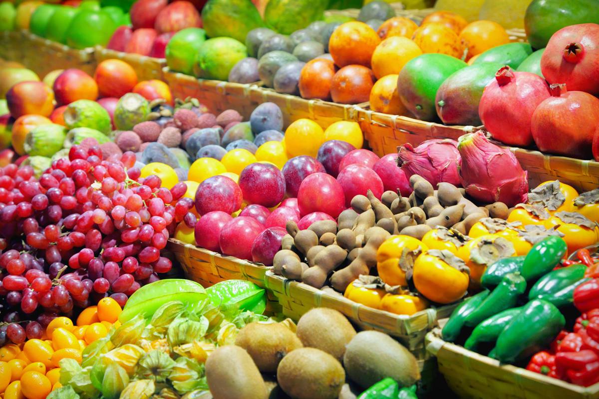 Foto colorida de frutas em supermercado - Metrópoles