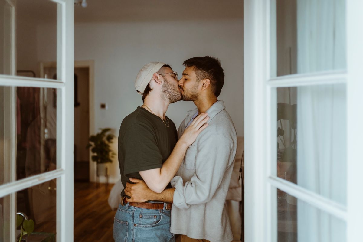 foto colorida casal gay se beijando