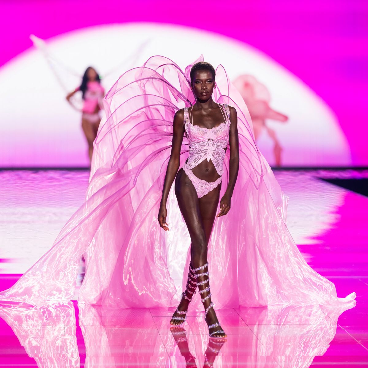 foto com cor. desfile victoria's secret 2025 - metrópoles