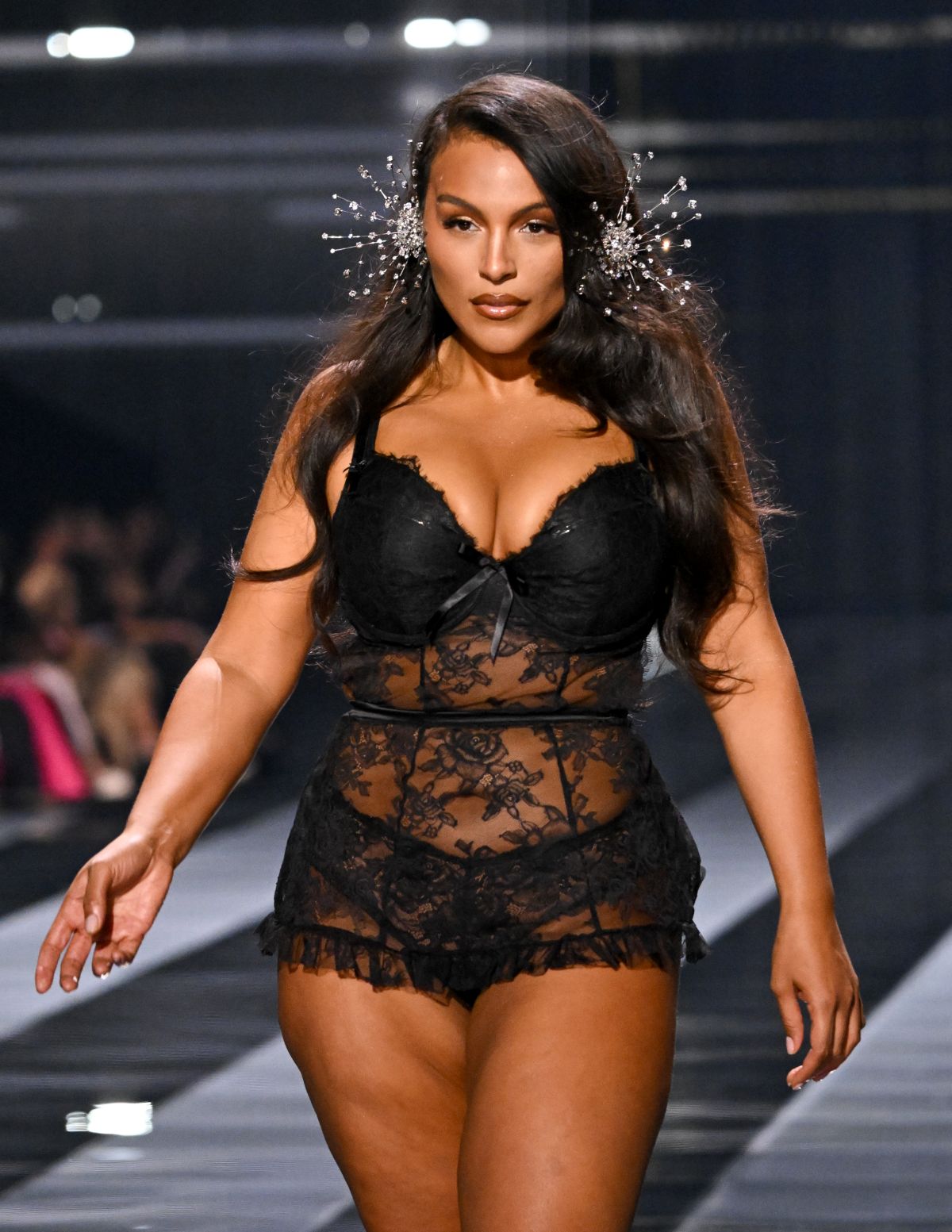 foto com cor. desfile victoria's secret 2025 - metrópoles