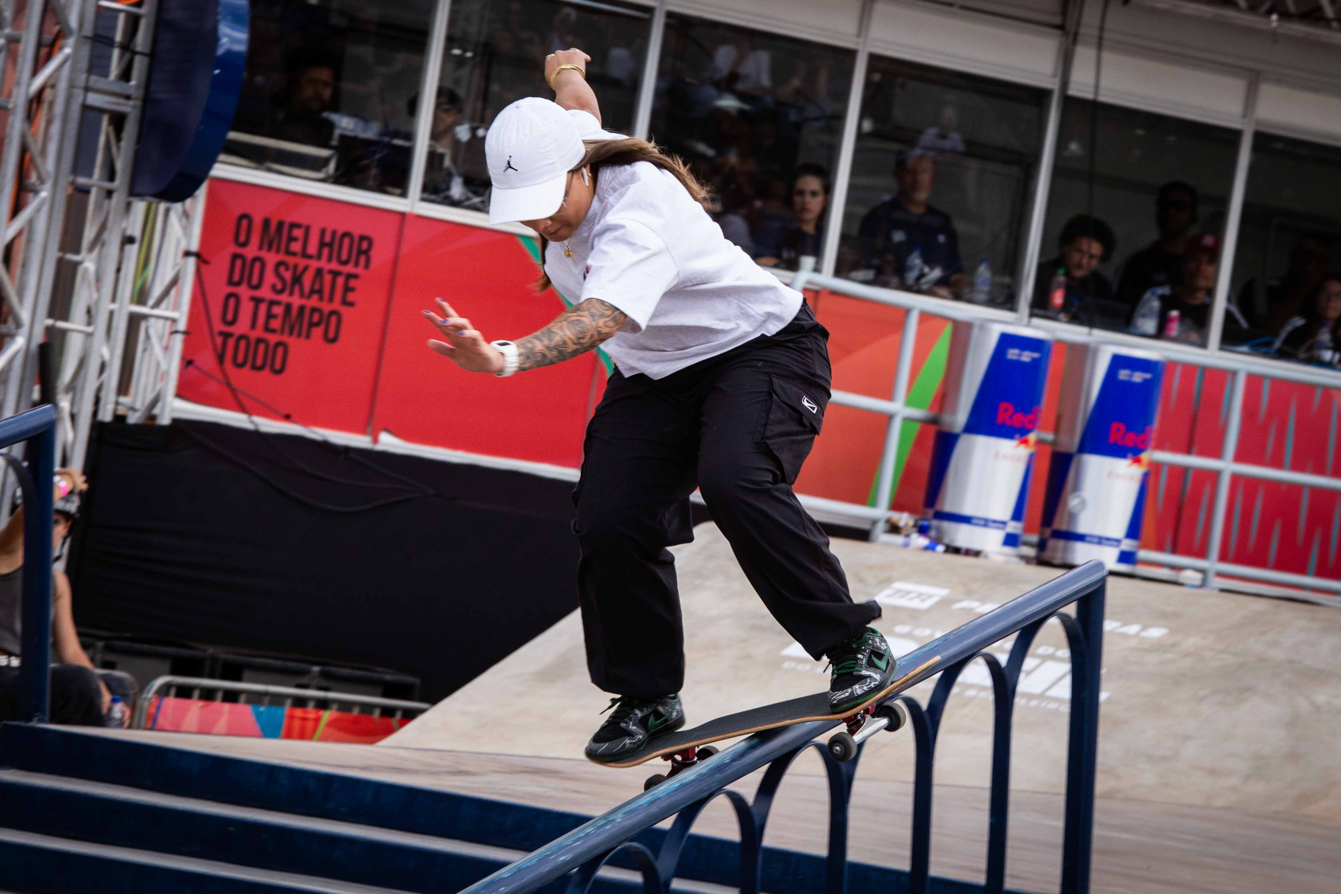 mulher andando de skate