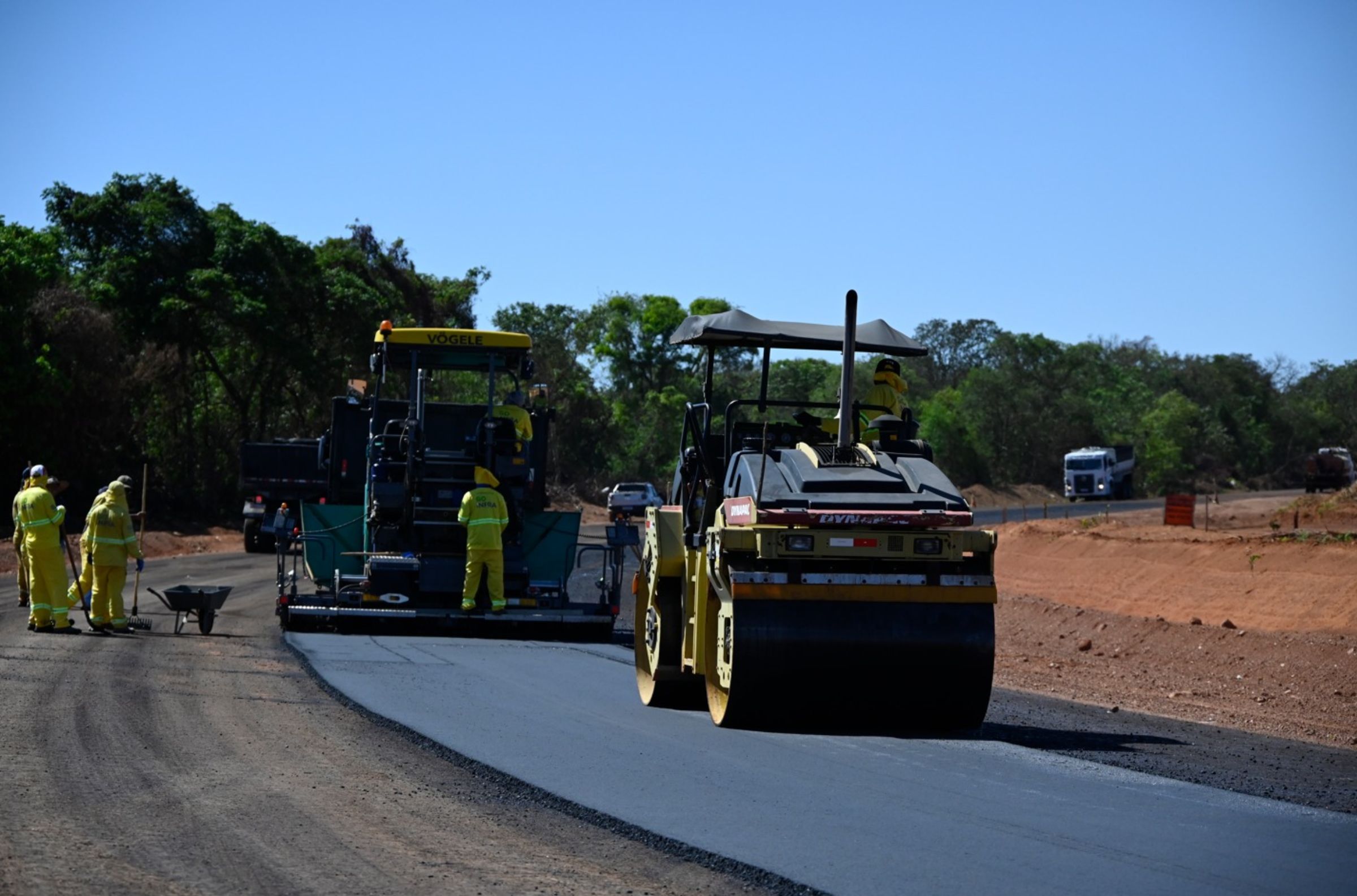 Fotografia colorida mostrando obras em estrada-Metrópoles
