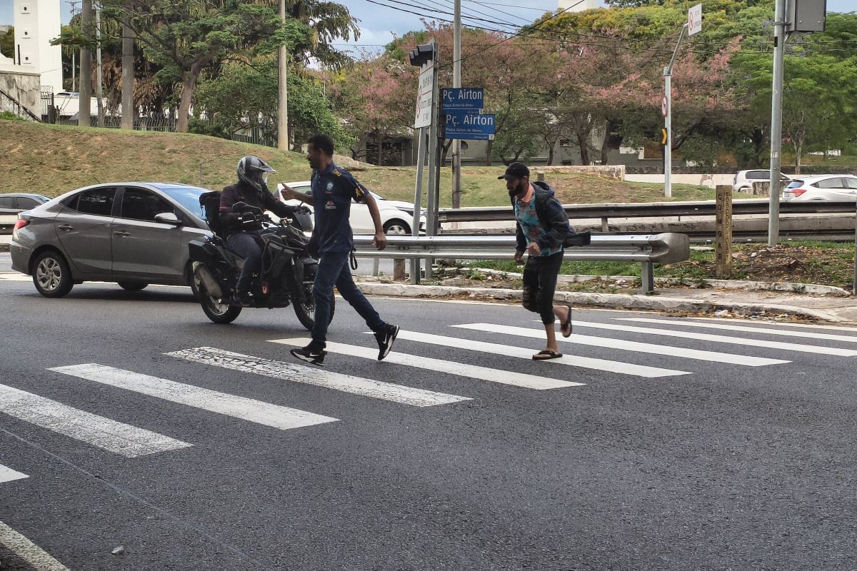 Projeto da USP cria semáforo que "vê" pedestre atravessando a rua - QTU Questões do Universo