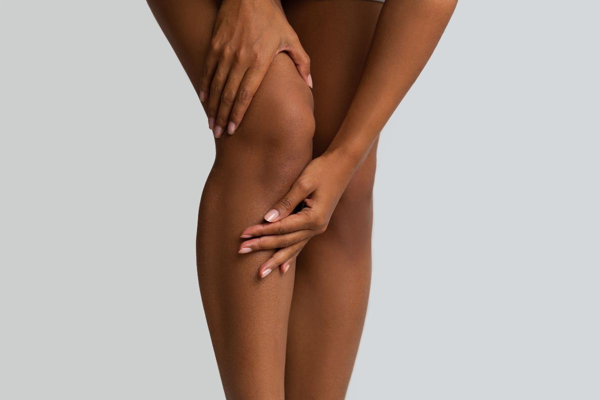foto colorida de pernas de uma mulher negra