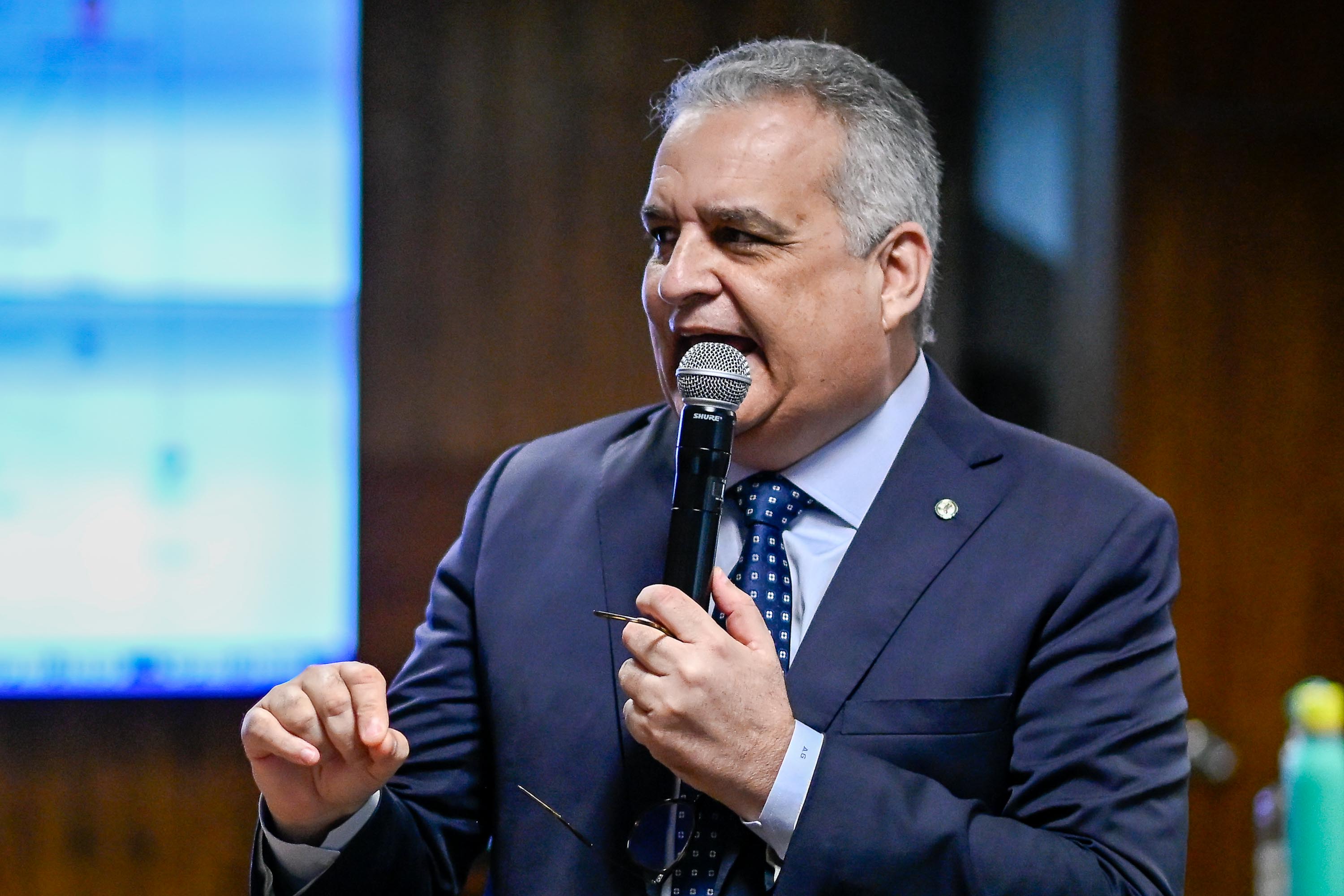 Exame de DNA do vice de Flávio após acusação de estupro aponta "perfil genético único" - QTU Questões do Universo
