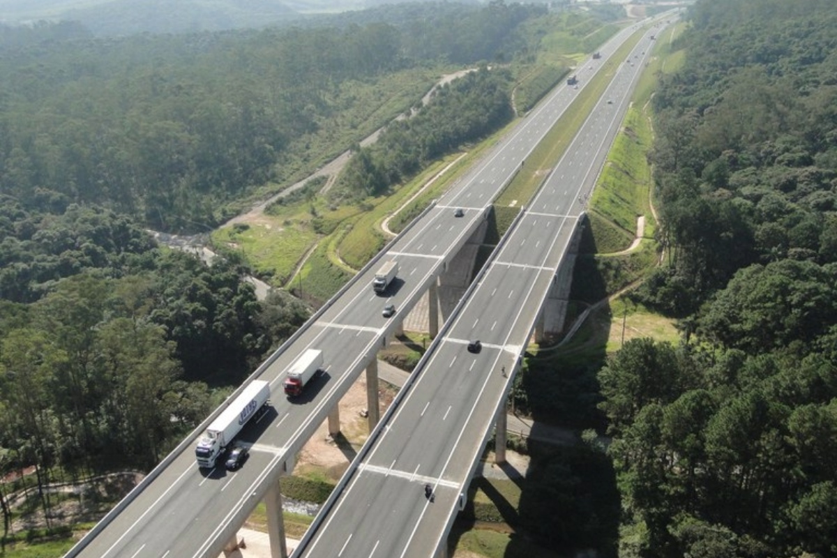 Acidente no Rodoanel deixa 2 feridos; homem está preso nas ferragens