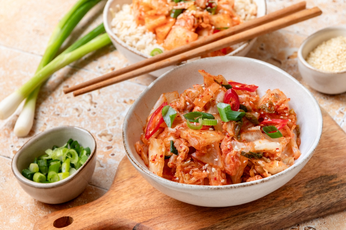 Imagem mostra um prato de kimchi, um tipo de repolho fermentado - Metrópoles
