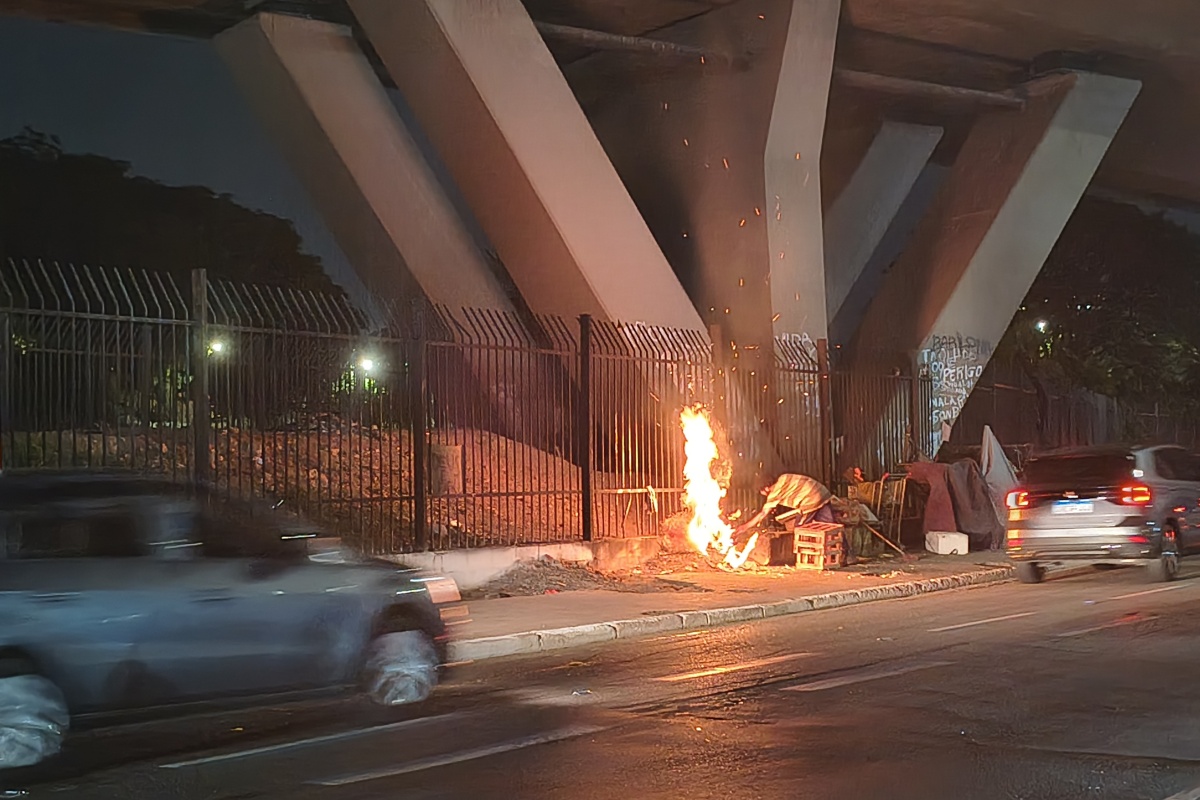 Internações de usuários triplicaram com cerco policial na Cracolândia 29 Fogueira sob viaduto