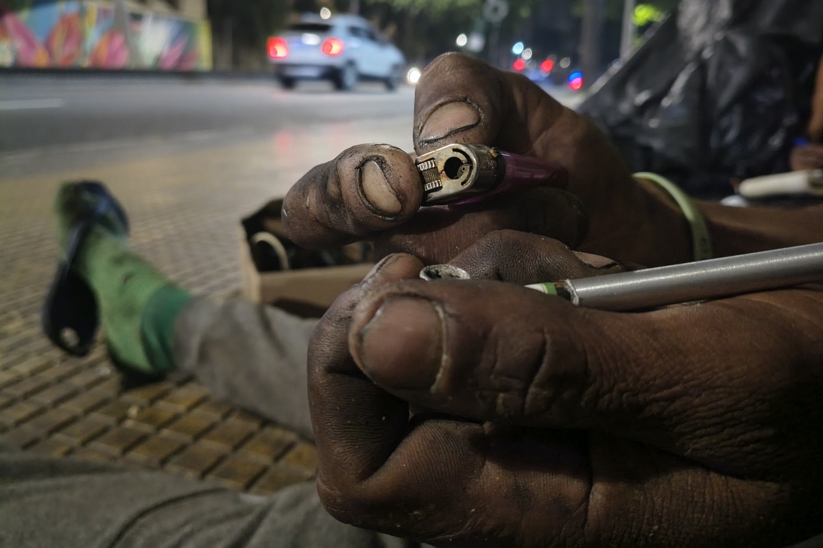 Internações de usuários triplicaram com cerco policial na Cracolândia 27 Usuário de crack em SP