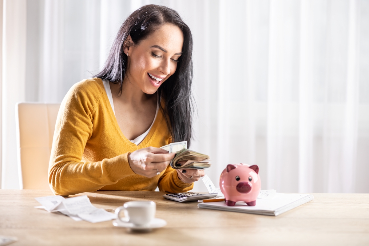 mulher com financeiro bom
