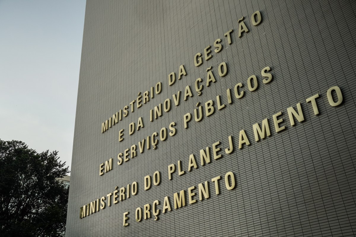Governo inclui Bolsa Família no Orçamento e prevê alta do rombo fiscal