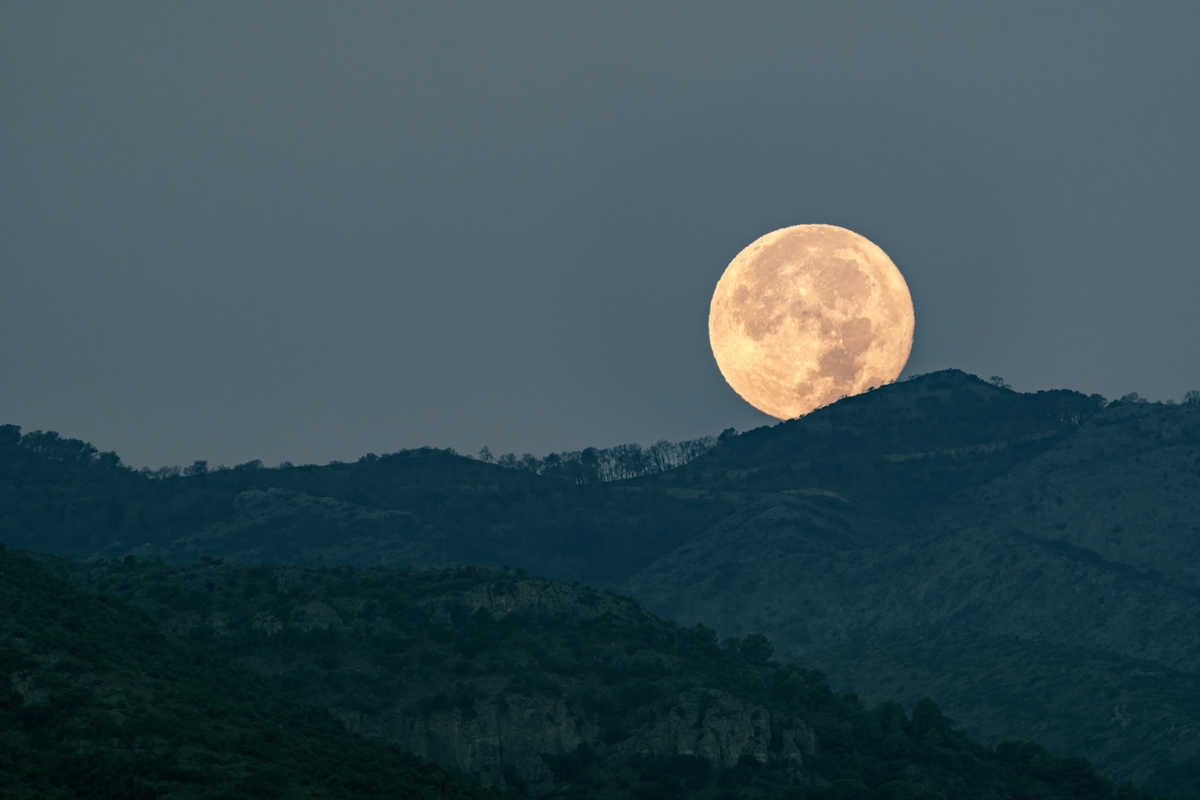 Fenômeno Celestial: A Lua do Veado e a Chuva de Meteoros