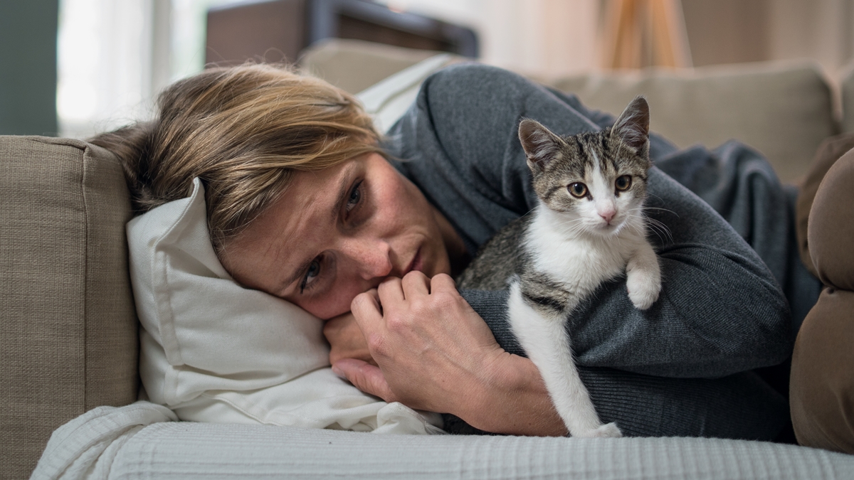 mulher triste com gato