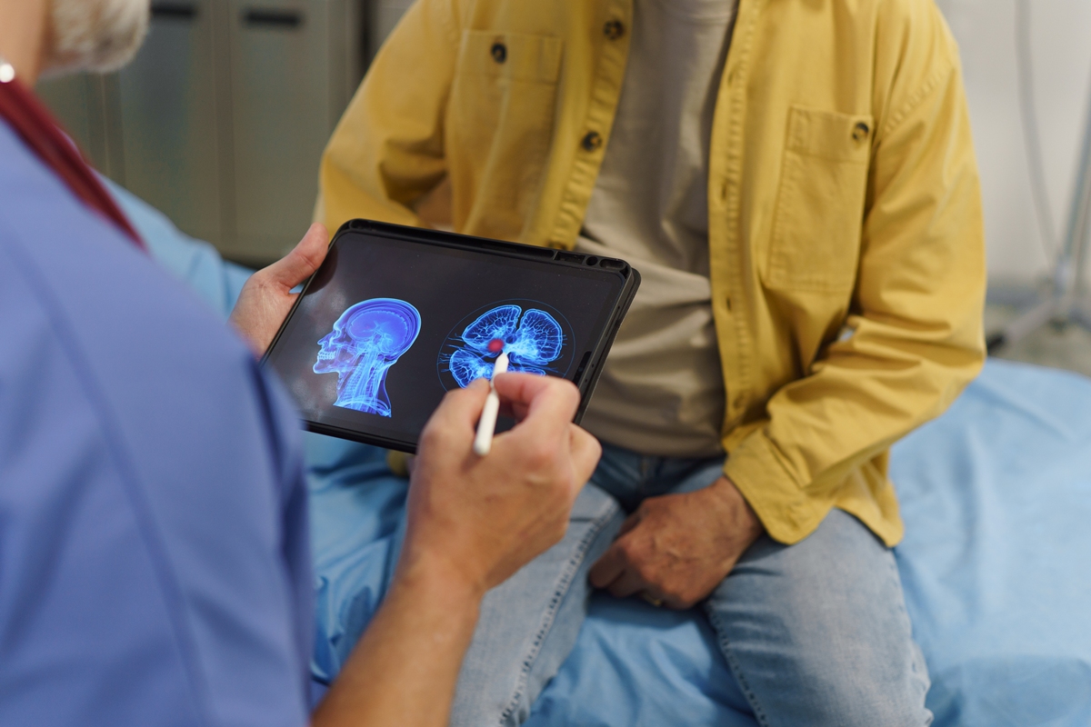 Foto colorida de paciente se consultando com neurologista - Neurologista explica sintomas comuns que podem indicar tumor cerebral - Metrópoles