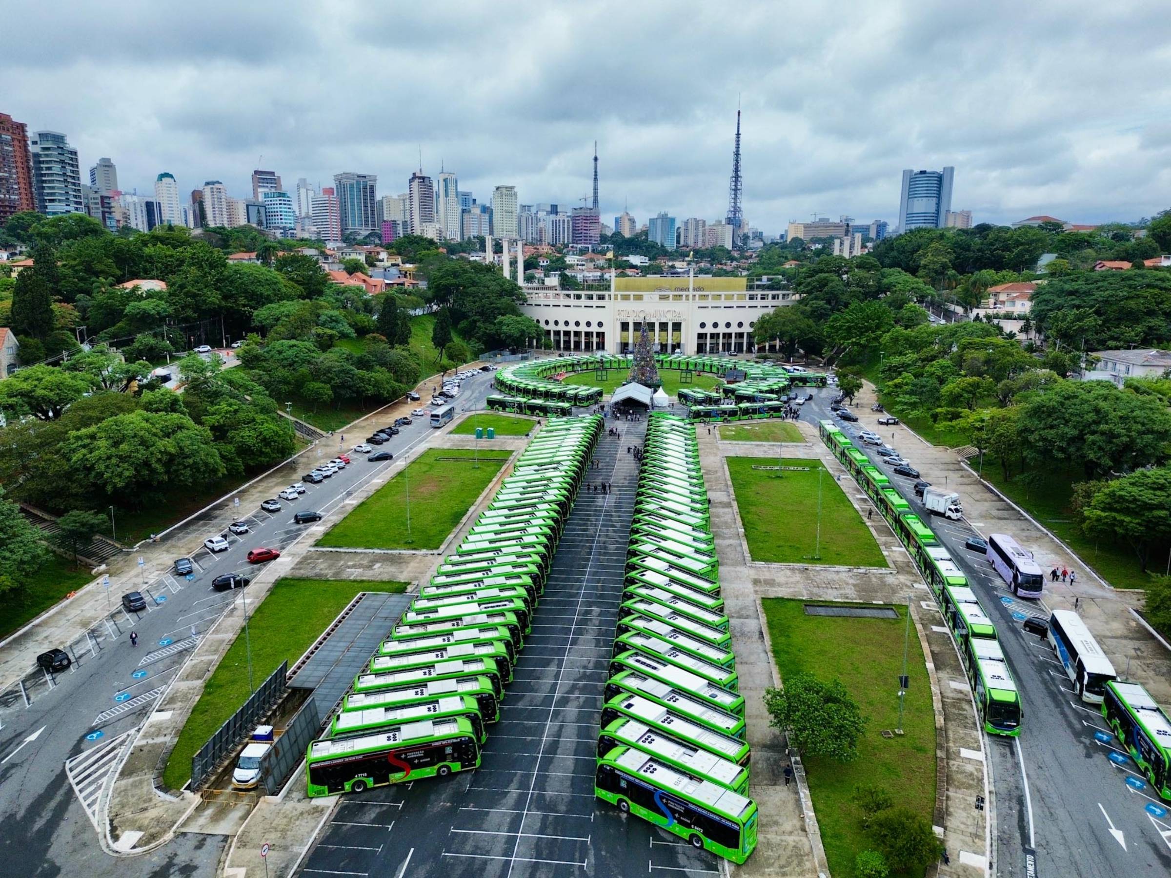 Fotografia colorida mostrando vários ônibus elétricos-Metrópoles