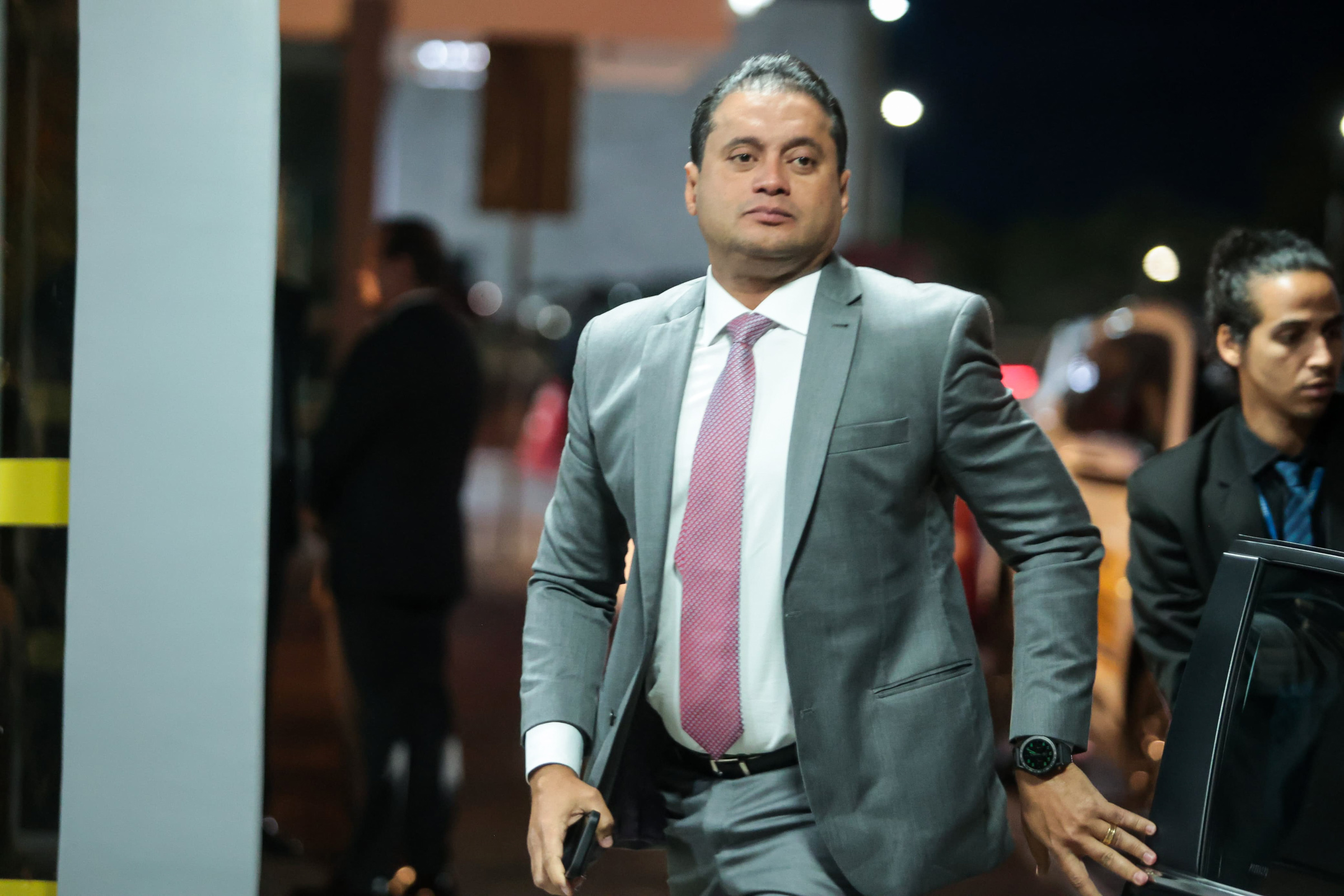 Operação Sem Desconto: Polícia Federal investiga família de senador e advogado