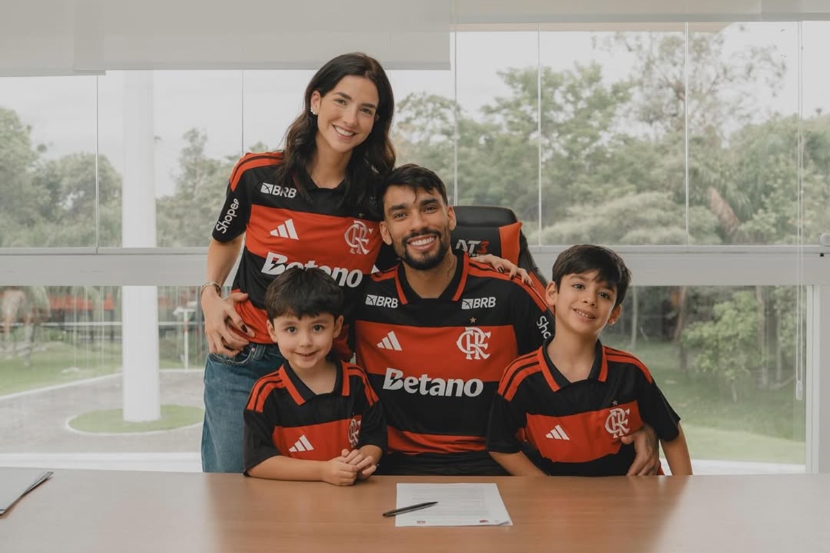 "Flaesposas": conheça as WAGS mais famosas do meio rubro-negro 18 Lucas Paquetá ao lado da família na volta ao Flamengo