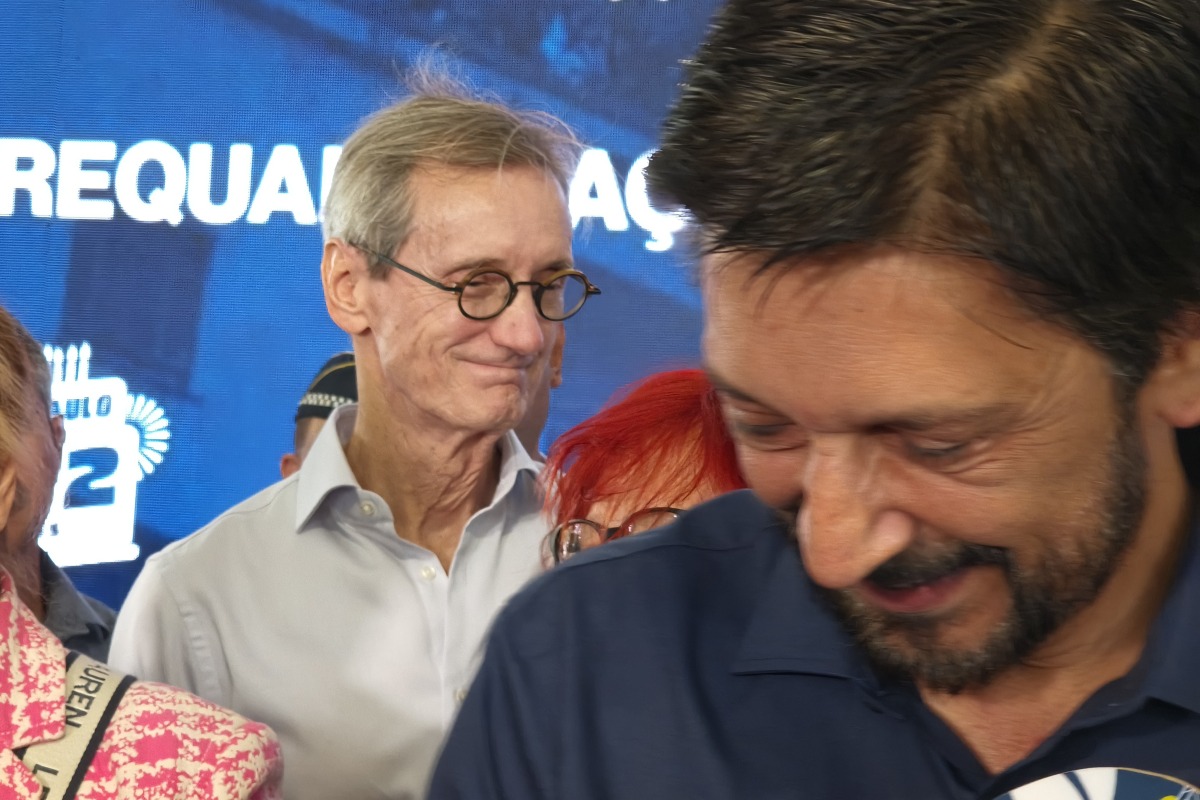Imagem mostra Ricardo Nunes (MDB) à frente de Roberto Capobianco, presidente da Urbia - Metrópoles