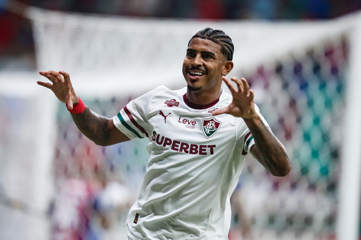 John Kennedy, do Fluminense, volta a ser internado após cirurgia no joelho