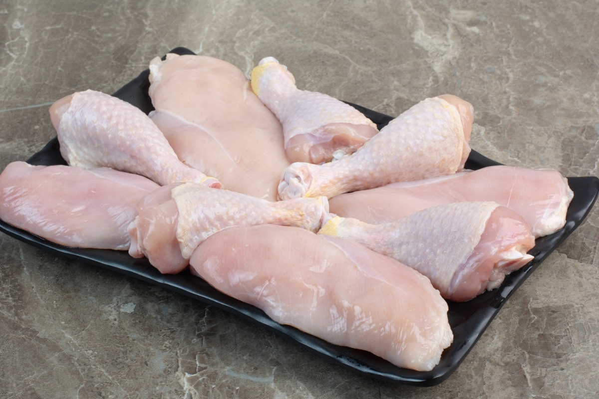 Pedaços de frango cru em bandeja