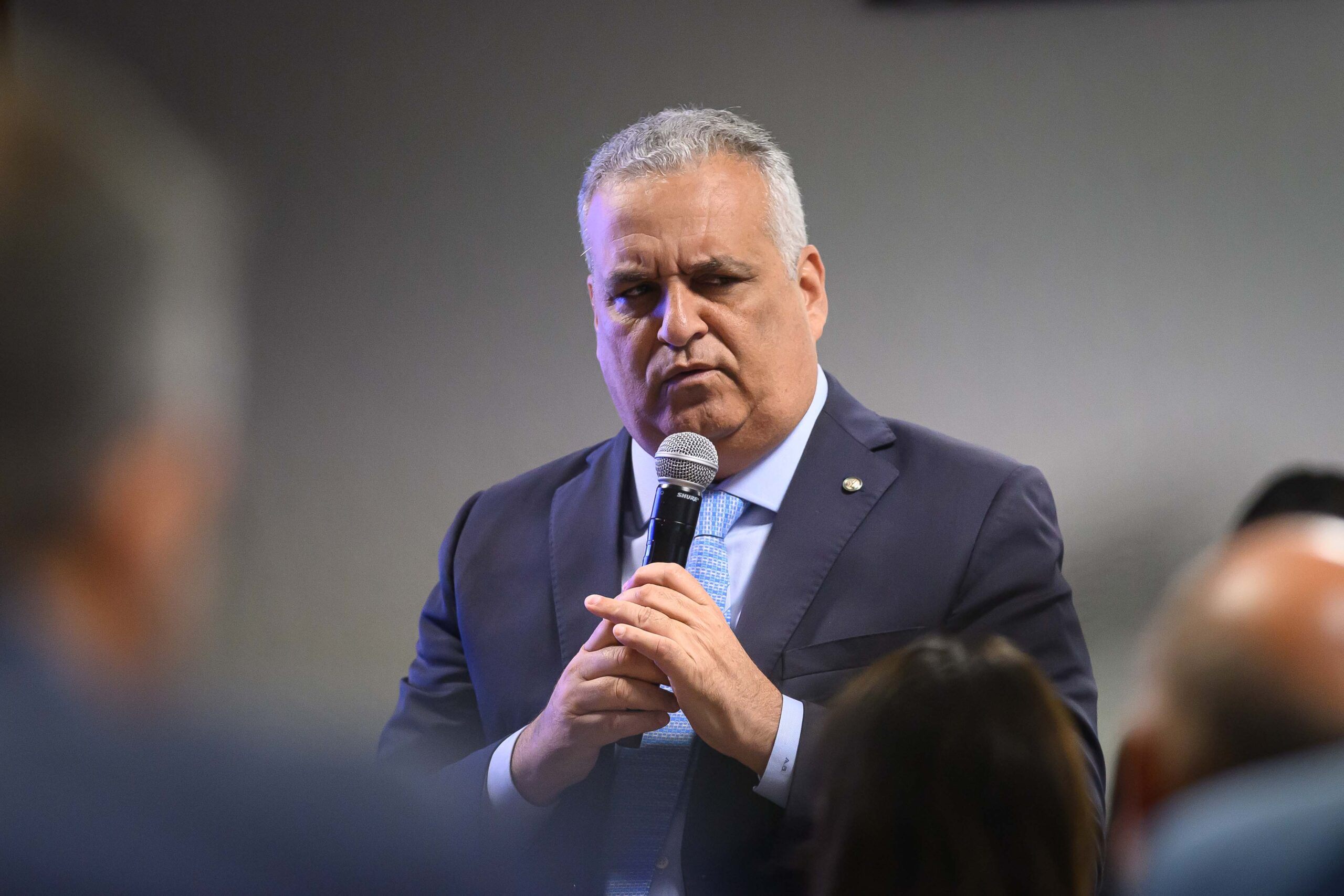 Em evento com Michelle, Gaspar ataca Lula: "Caloteiro da esperança" - QTU Questões do Universo