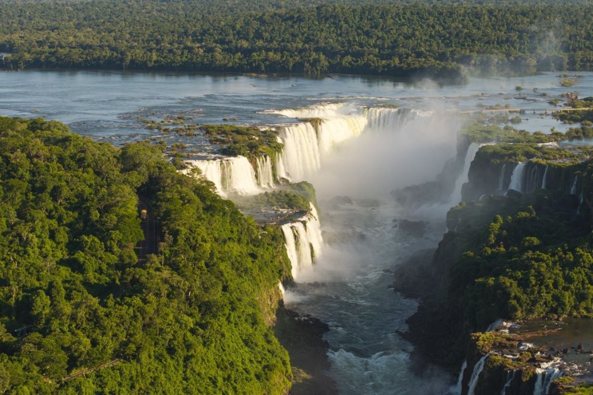 Atividades de Passeio de Barco no Parque do Iguaçu Recomeçam Após Fatalidade
