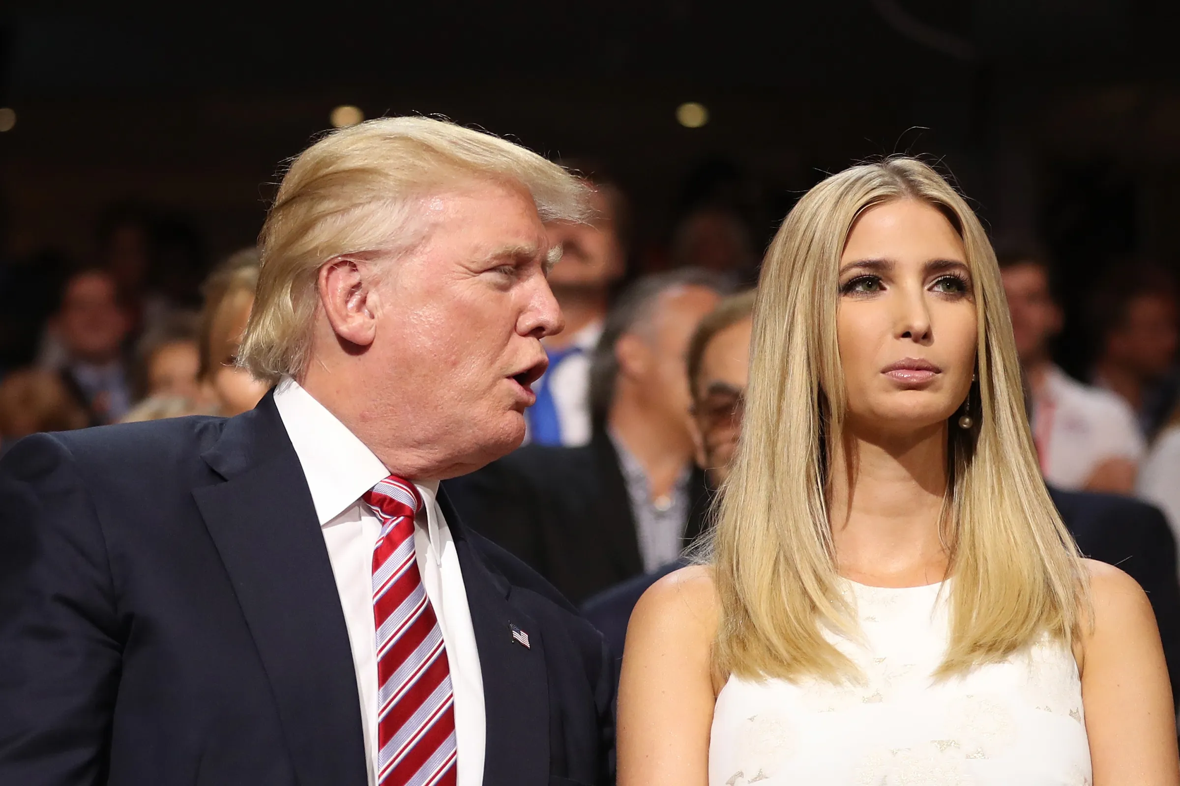 Milhares de albaneses protestam contra projeto da família Trump