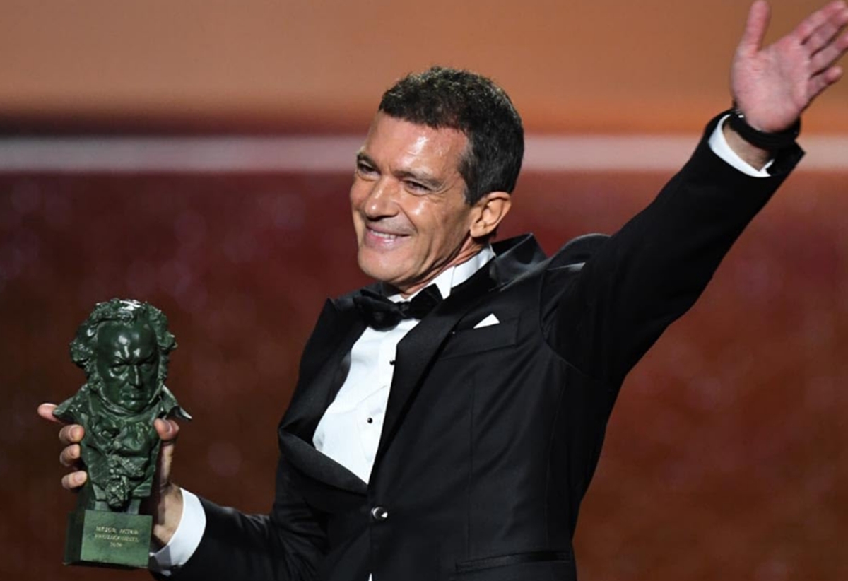 Foto colorida do ator Antonio Banderas